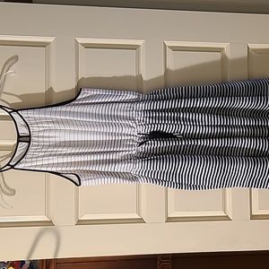 Flowy Black and white graphic stripe dress Banana Republic. size 6  Summer dress
